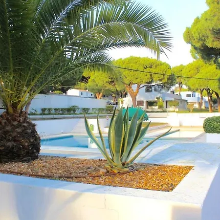 Daire With 2 Bedrooms In With Shared Pool Furnished Garden And Wifi 800 M From The Beach Albufeira